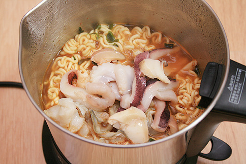 라면전문점처럼 포트 이용해 끓인 시원한 국물맛의 명품해물라면