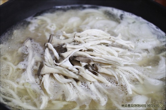 [바지락 버섯칼국수]시원한 국물맛에 반하는 바지락 버섯칼국수