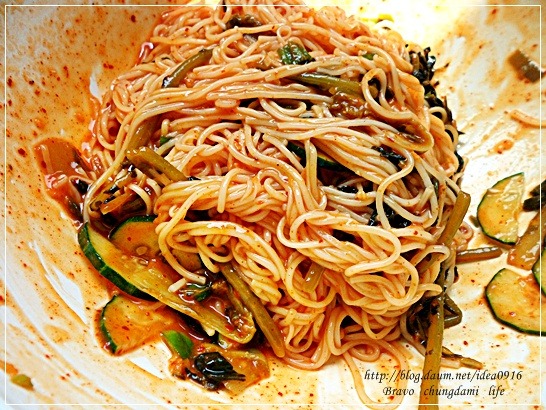 오른손으로 비비고 왼손으로 비비고 여름철 별미 열무 비빔국수