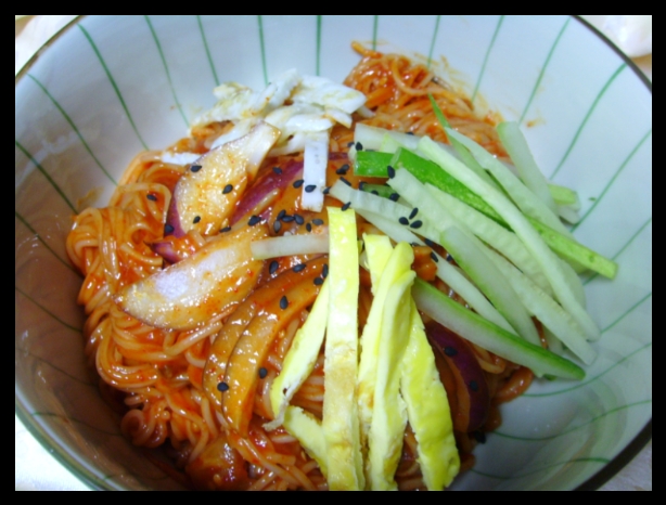 설날 이후의 매콤한 비빔국수