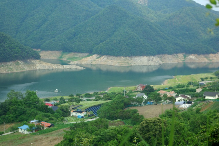 충주 퀸스타운캠핑장 천혜의 자연경관, 그러나 미완의 캠핑장