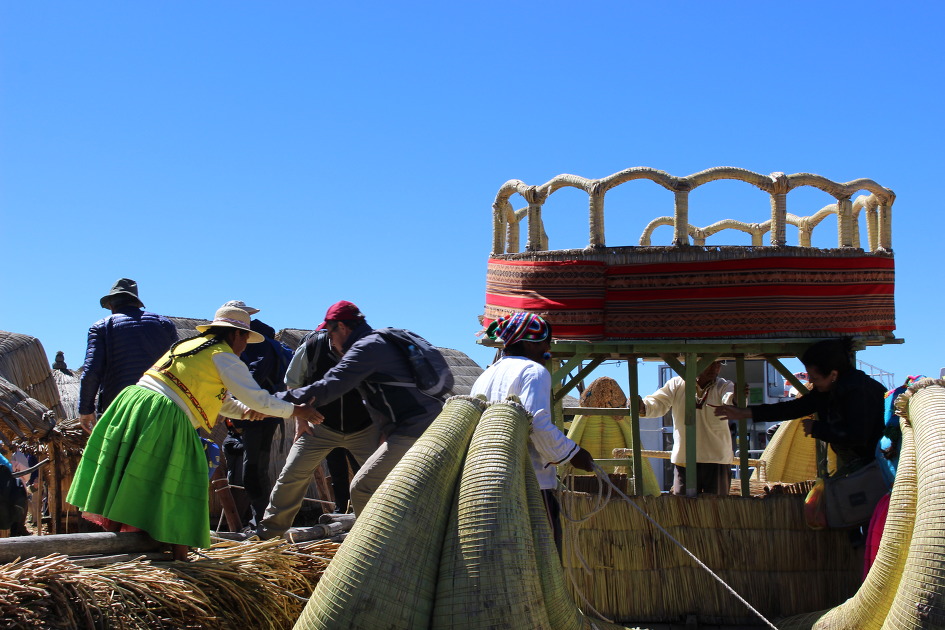 티티카카 호수에 떠있는 가장 번화한 명동같은 우로스섬을 토토로 갈대배로 관광하다.(티티카카호수/페루)