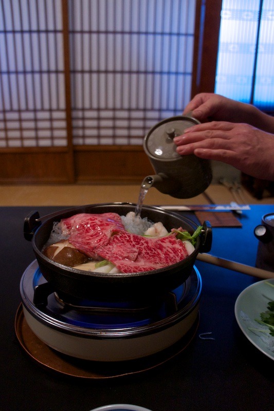 사케, 설탕, 간장 등을 이용해서 만든 소스라고 설명하시고는 부어주십니다.