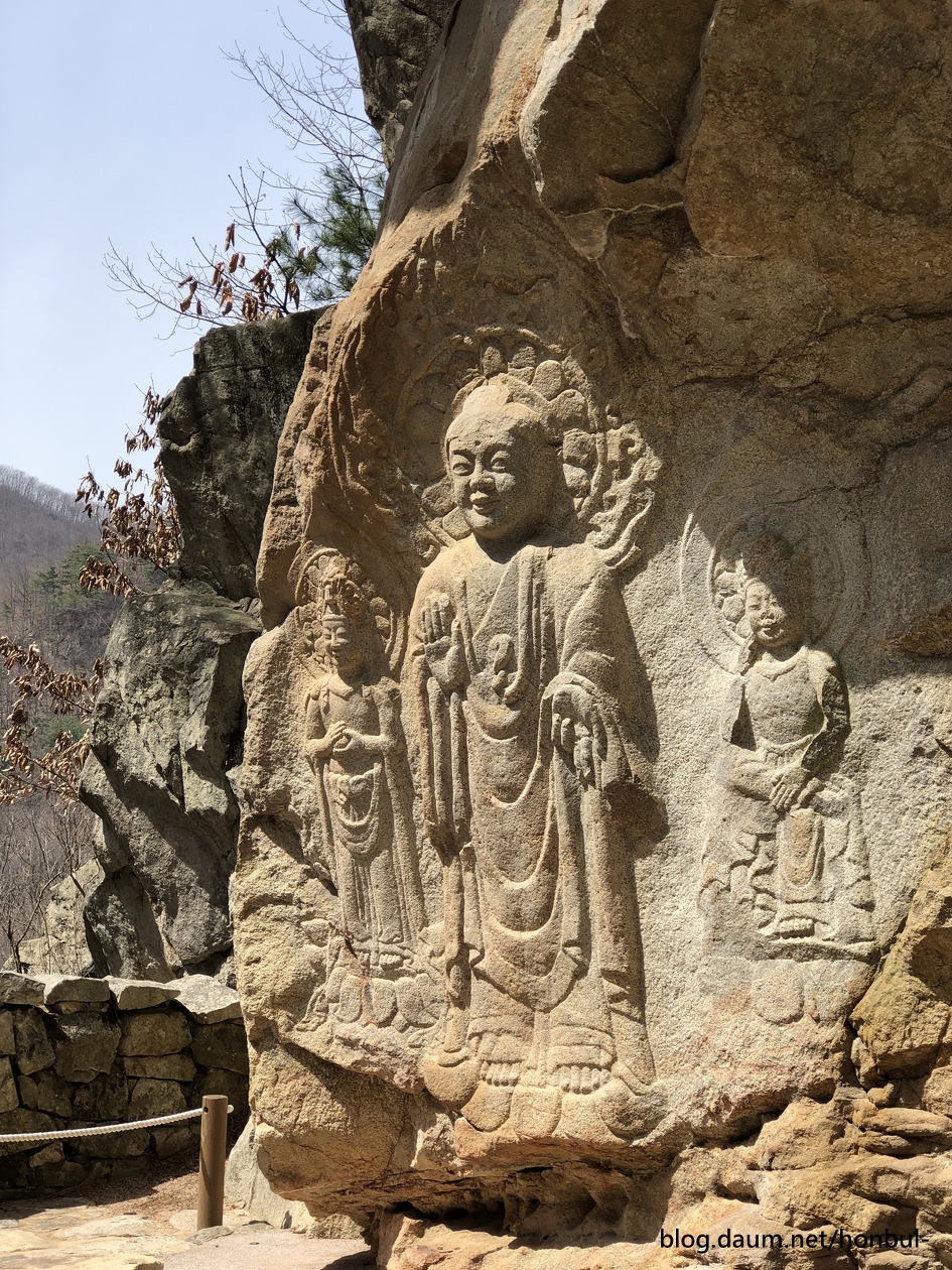 백제의 미소로 유명한 마애삼존불