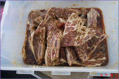 냉장고 비우기로 갈비찜에 냉이전을 부치고 달래를 무치고 장아찌도 담급니다. 